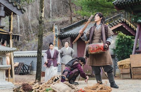 Fakta dan profil aktor ji soo pemeran on dal dalam drama river where the moon rises. Ji Soo Ropes Kim So Hyun Into Another Strange Plan In ...