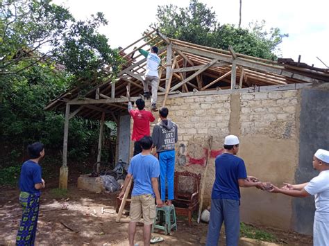 Projek khidmat masyarakat ini kami buat untuk membantu anak anak yatim berhari raya di musim pkpb. FPI Wujudkan Impian Renovasi Rumah Reyot Anak Yatim Piatu ...