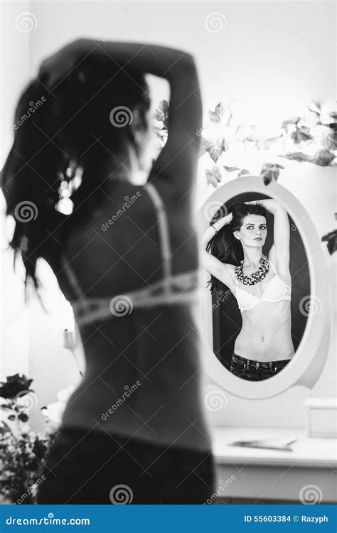Femme Sexy Posant Devant Le Miroir Photo Stock Image Du Attrayant