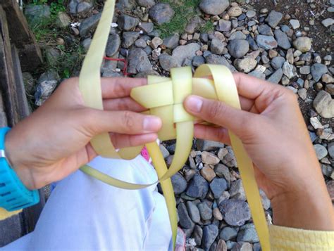 Maybe you would like to learn more about one of these? Cara Menganyam Ketupat dari Daun Kelapa | Yell Saints