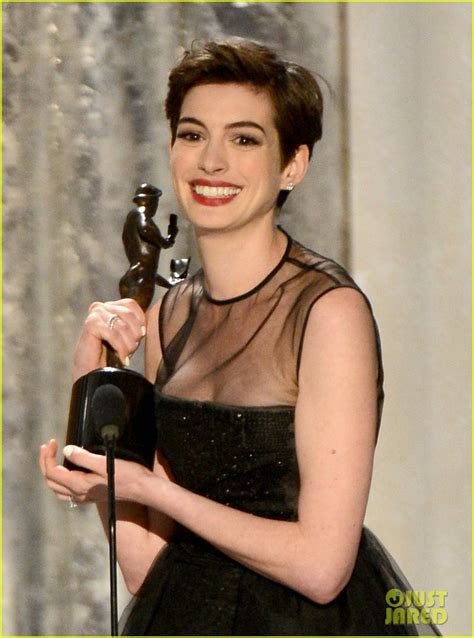 Anne Hathaway Sag Awards Best Supporting Actress Winner Photo 2799766 Anne Hathaway Photos