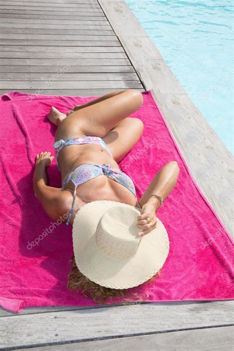 Mujer En Bikini Relajante En La Playa Foto De Stock Oceanprod