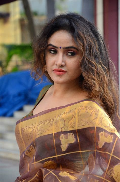 actress sony charishta hot in saree telugu actress gallery