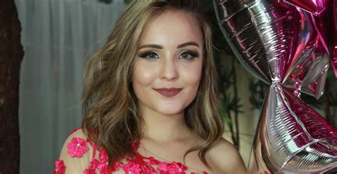 A celebridade aproveitou o sol para jogar bola e ainda brincou falando da sua época de escola e educação física. Larissa Manoela publica foto de maiô e chama atenção por ...
