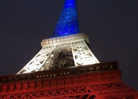 La Tour Eiffel Brille à Nouveau En Bleu Blanc Et Rouge