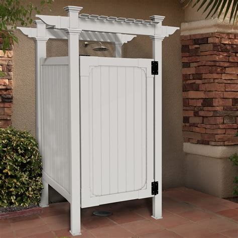 20 Outdoor Showers For Your Lake Or Poolside Home • Insteading