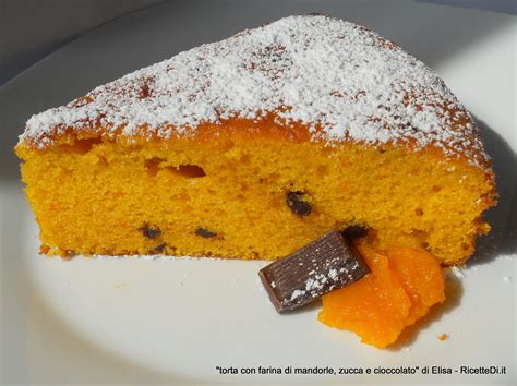 La torta soffice alla zucca è una ricetta semplice e veloce per gustare al meglio la grande protagonista di questo periodo, la zucca che con la sua polpa conferisce oltre la zucca si presta a una quantità svariata di ricette, ingrediente principale di tortelli e soufflè, di sformati e torta salate, dà il meglio di se. Torta con farina di mandorle, zucca e cioccolato ...