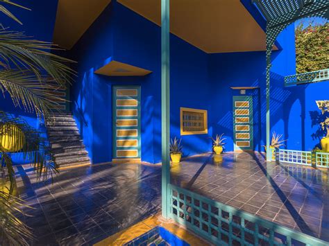 20 inspirations pour un intérieur trendy un jeu de lignes entre peinture, déco et mobilier une peinture graphique qui égaye l'espace bureau Adopter le bleu Majorelle chez soi : conseils et astuces ...