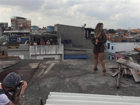Mulher Melão faz ensaio em favela de SP
