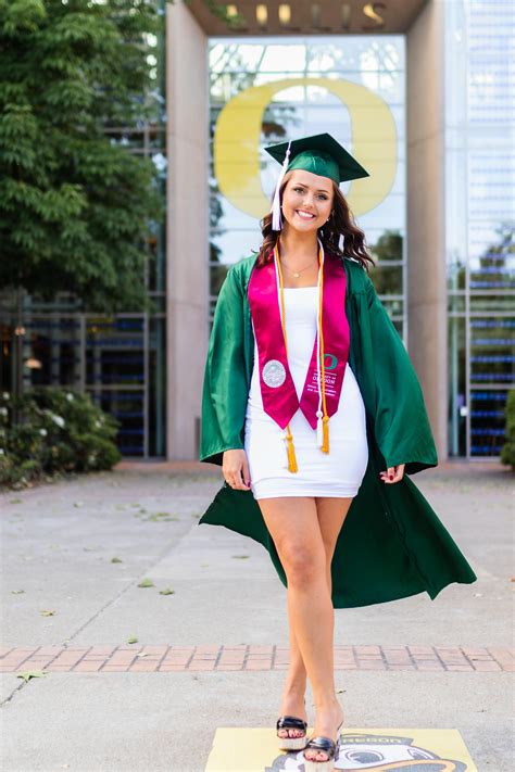 university of oregon graduation shoot in 2021 graduation picture poses graduation girl