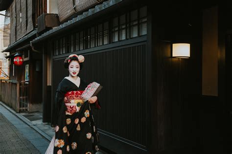 maiko apprentice geisha in japan japan wonder travel blog
