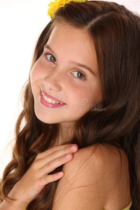 Enfant De Brune Dirigeant Ses Dents Image Stock Image Du Bonheur Fille