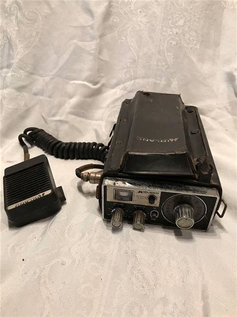 Vintage Midland International Cb Radio Model 13 861 And Microphone Set