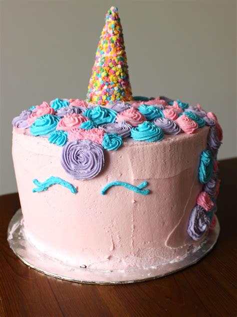 Catch this step by step unicorn birthday cake decorating video! How to make a unicorn cake - without fondant ...