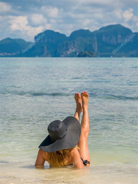 Hermosa mujer en la playa fotografía de stock netfalls Depositphotos