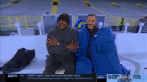 Mnf Crew On How Nfl Players Stay Warm Playing In Freezing Weather Youtube
