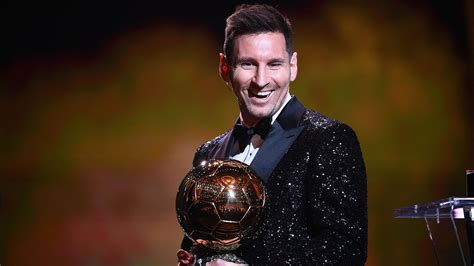 Lionel Messi Psgargentine Remporte Le Ballon Dor 2021 Le 7e De Sa