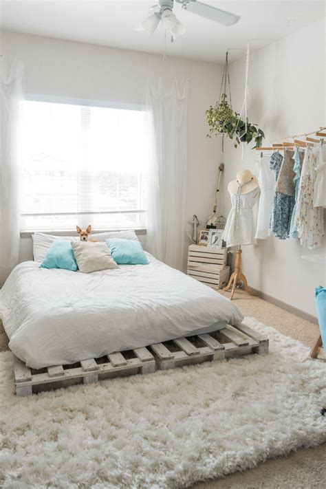 First she wanted aqua walls and colorful boho bedding, cue the cute anthropologie quilt at the end of her bed. Beachy Boho Bedroom & Office