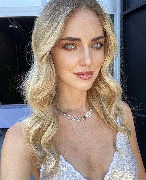 chiara ferragni style blonde beauty on set supermodels pearl necklace hair styles
