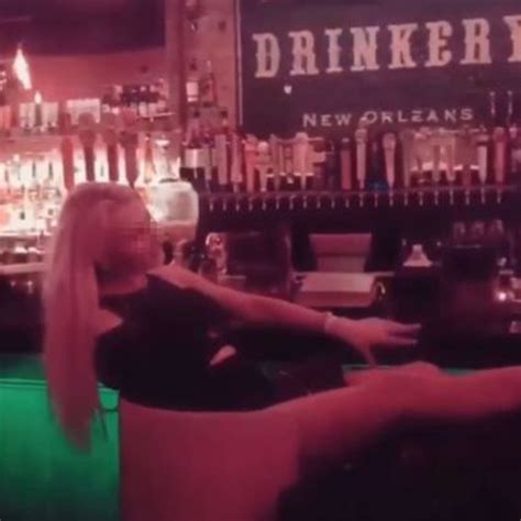 Man Makes Reddits Trashy For Sucking Girlfriends Toes At Bar The