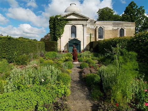 Tyringham Hall Avenue