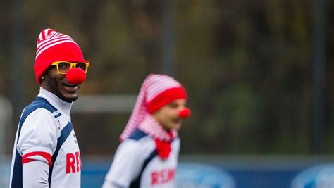 This is the unique 1. Karneval: Der 1. FC Köln mit seltsamen Trainingsformen ...