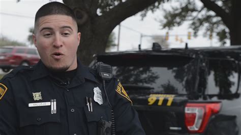 Why The Photo Of A San Antonio Police Officer Is Going Viral Kens Com