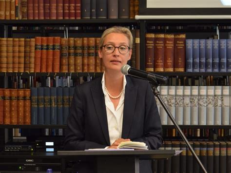 Alice weidel ist jung, kosmopolitisch, lesbisch und unternehmerin. Das Vertrauen der Bürger in den Staat wiederherstellen ...