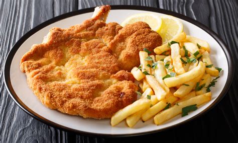 Cotolette is a typical dish from milan. Come fare la cotoletta alla milanese: trucchi e consigli