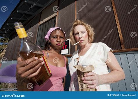 dronken vrouwen stock foto afbeelding bestaande uit portiek 8715630