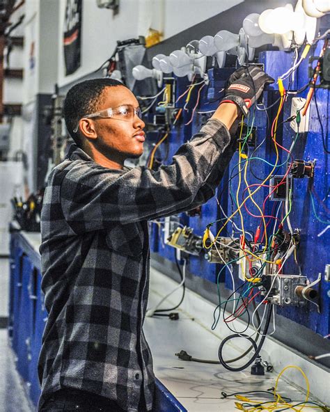 DTC-Electrician-MobileHero - Delta Technical College