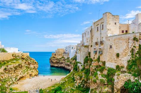 One of the richest archaeological regions in italy, puglia has received the influx from greeks, romans, goths, lombards, byzantines, normans and spanish, amongst others. Polignano a Mare bezoeken: De mooiste kliffen van Puglia