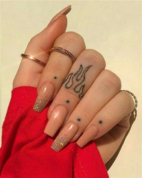 pin de iae em nails tatuagem unhas compridas tatuagem no dedo