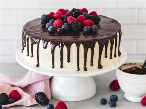 Eine torte hat meist mehrere bestandteile und ist etwas aufwendiger als ein kuchen. Drip Cake - das einfache Rezept | Die besten Backrezepte ...