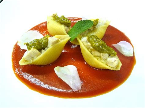 Possono essere serviti in brodo o asciutti accompagnati da sughi o salse. Corso Cucina | Conchiglioni ripieni di Caviale di ...