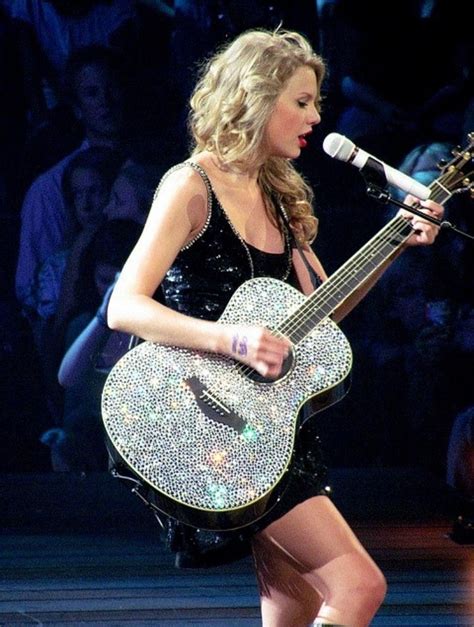 Taylor Swift Sparkly Guitar 💖 Taylor Swift Pictures Taylor Swift