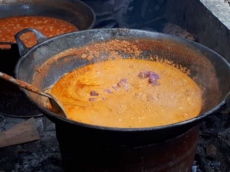 Supaya menghasilkan rendang daging yang empuk serta bumbu yang meresap sempurna, masak rendang menggunakan api yang kecil selama beberapa jam. Ternyata Rendang Daging Kelelawar adalah yang Paling Lezat