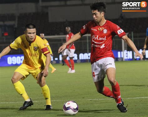 • lee nguyễn ghi cú đúp bàn thắng và kiến tạo cho các đồng đội lập công trong buổi đá tập. Cầu thủ Việt kiều Lee Nguyễn ra mắt chưa trọn vẹn