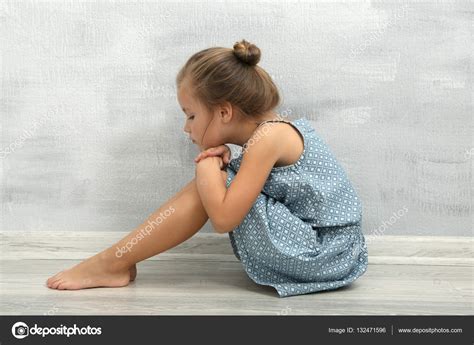 Trauriges Kleines Mädchen Auf Dem Boden Sitzend Stockfotografie