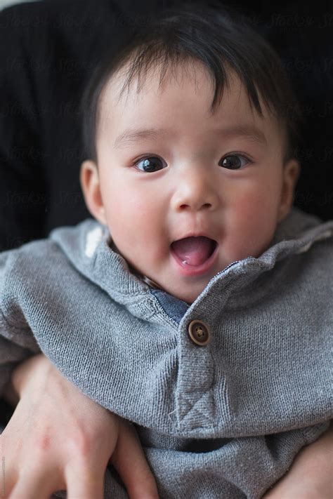 Close Up Of Lovely Little Asian Baby Smile Indoor Del Colaborador De