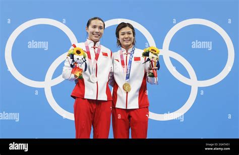 Chinas Shi Tingmao R And Wang Han Pose For A Photo After Winning
