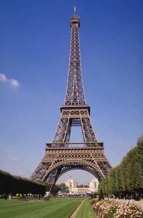 Torre pendente di pisa) هو برج جرس كاتدرائية مدينة بيزا الإيطالية، كان من المفترض أن يكون البرج عموديا ولكنه بدأ بالميلان بعد البدء ببنائه في أغسطس 1173م بمُدّةٍ وجيزة. Eiffel Tower | tower, Paris, France | Britannica.com
