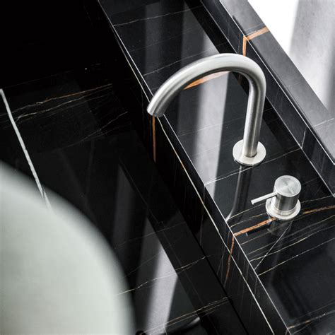 Blends of clays, sands and minerals that nature compacts through tectonic motion and fires through the heat of the superficial layers of the crust. Ariostea Ultra Marmi Sahara Noir - Meine Fliesen.