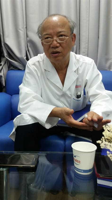 Bác sỹ sẽ cho ngón tay vào trực tràng để kiểm tra xem có khối u nào không. 5 dấu hiệu giúp tự nhận biết sớm ung thư đại trực tràng