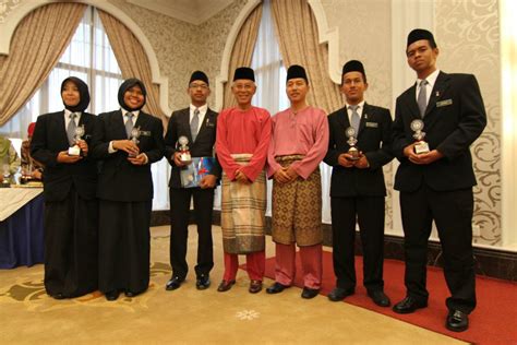 Dalammembahaskan sesuatu usul, pihak kerajaan yang diketuai oleh yab perdanamenteri dan dibantu oleh dua menteri lain hendaklah membawa usul tersebut. Kuasai Seni Orator: Pasukan Bahas Bahasa Melayu Ala ...