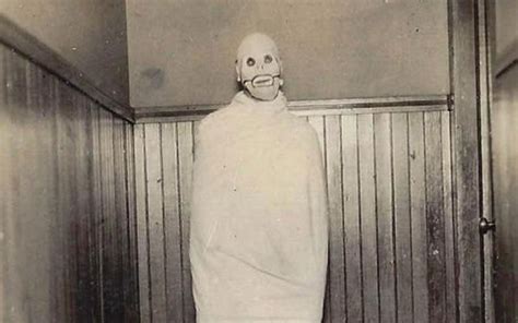 17 Creepy Vintage Halloween Costumes That Are Truly Scary Af