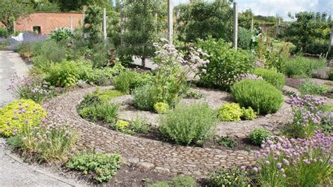 Just don't lose sight of the maintenance involved with keeping order in your herb garden. Ewa in the Garden: 10 Beautiful Ideas for Herb Garden