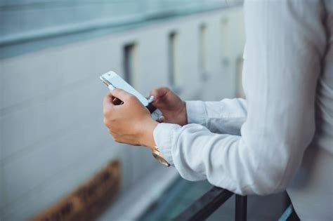 Belle Jeune Fille Utilise Un Smartphone Dans La Rue Surfant Sur Internet Photo Gratuite