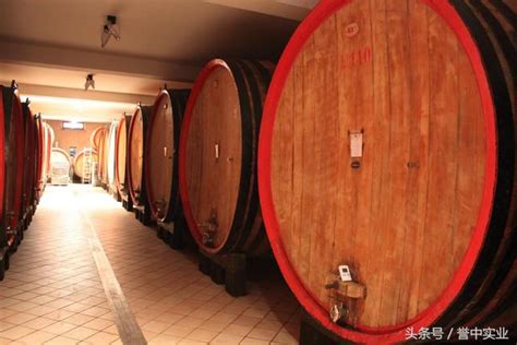 夏洛特·賈萊特、又譯夏洛特·嘉蕾特是夏洛特家族的第18個女兒、第42個孩子，big mom海賊團幹部 和寶瓦兒是雙胞胎姊妹。 她也是萬國的奶油大臣 (バター大臣 batā daijin?)，掌管奶油島。 身高接近正常人，皮膚白皙、留著卷髮尾的桃紅色中長髮，右眼被頭髮遮掩的女子，身上穿著紫紅色連. 永恆之愛——義大利皮埃蒙特氣泡酒之經典 - 每日頭條