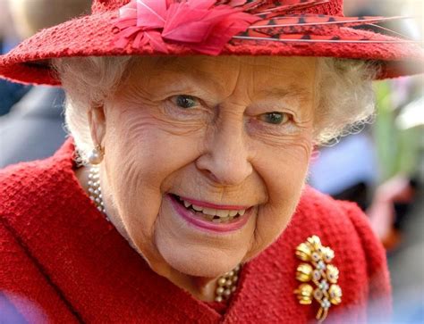 Ceremonia picia napoju nie może odbyć się bez czajniczka z monogramem królowej. Zachwycająca 91-letnia królowa Elżbieta II w czerwonym ...
